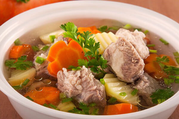 Cách nấu canh súp với sườn non + rau củ thơm ngon, bổ dưỡng | Bản tin TP.HCM