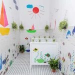 Trang trí cửa nhà vệ sinh mầm non: Làm sao để thân thiện với trẻ?